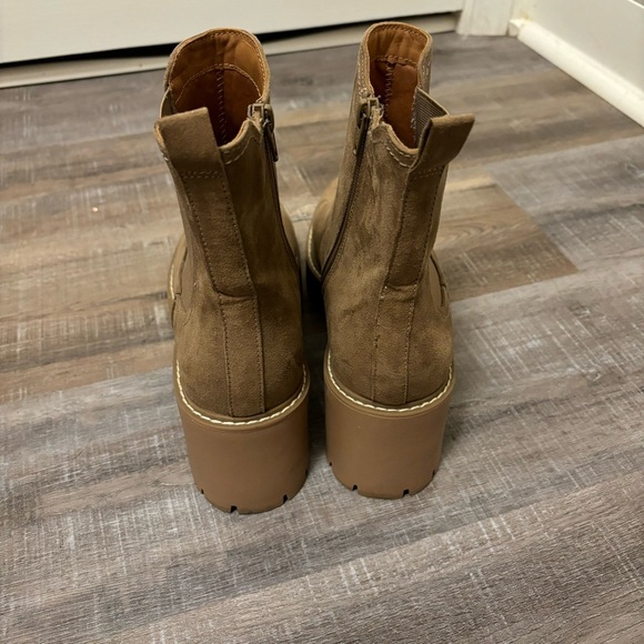 Universal Thread Crispin Chelsea Boot Chunky Heel Tan Memory Foam Insole Fall 10 - Picture 8 of 10